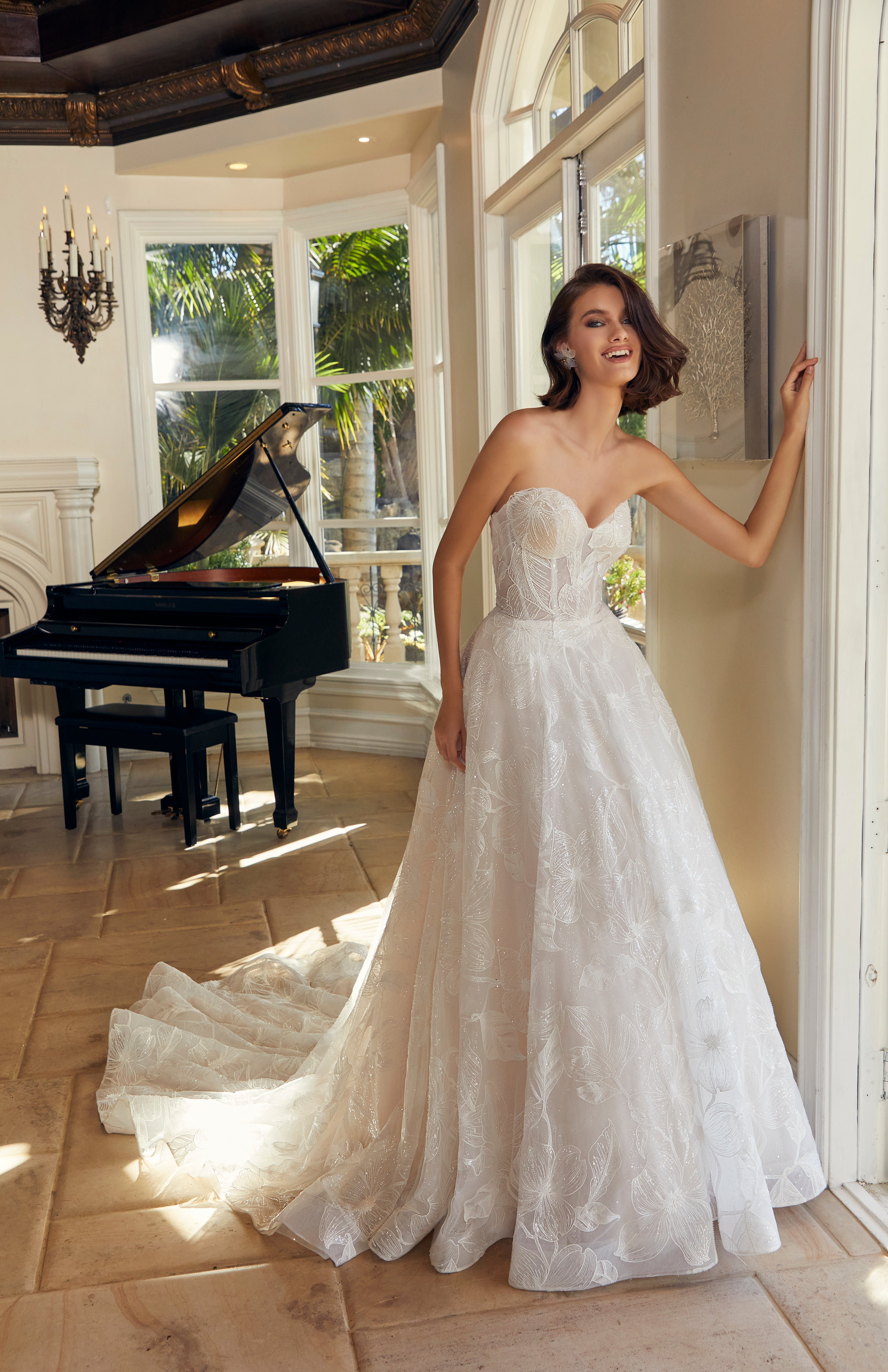 Tallulah Wedding Dress Amore Gowns 1361-0687_2fdc5dc2-6e03-4074-9d45-792d04a9c56f