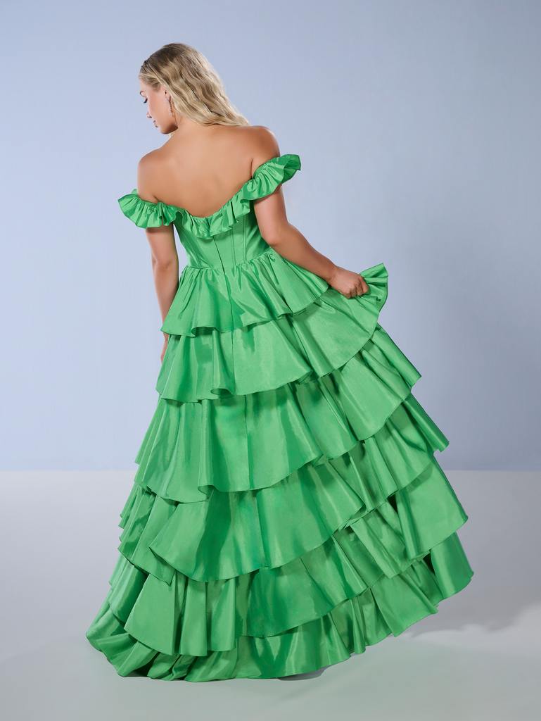 16175 Amore Gowns 16175_Emerald_2-769x1024