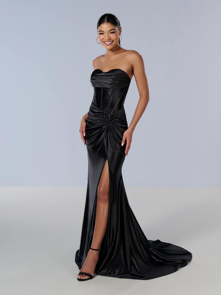 16180 Amore Gowns 16180_Black_1-769x1024