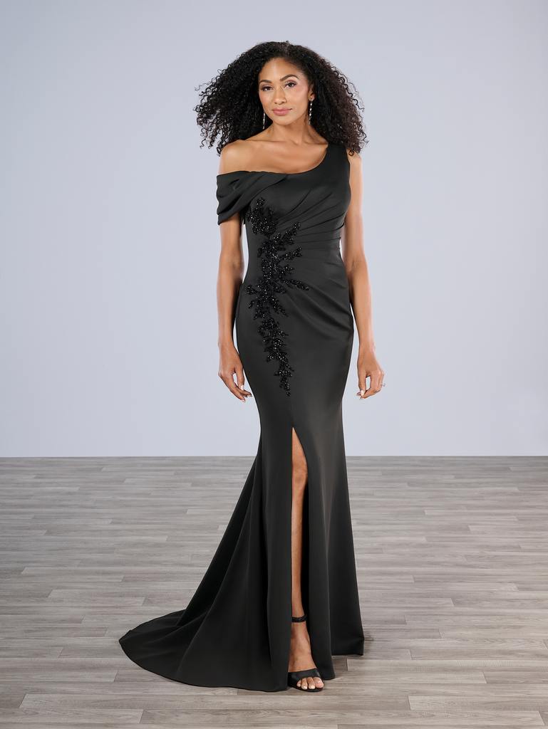 17204 Amore Gowns 17204_Black_1-769x1024