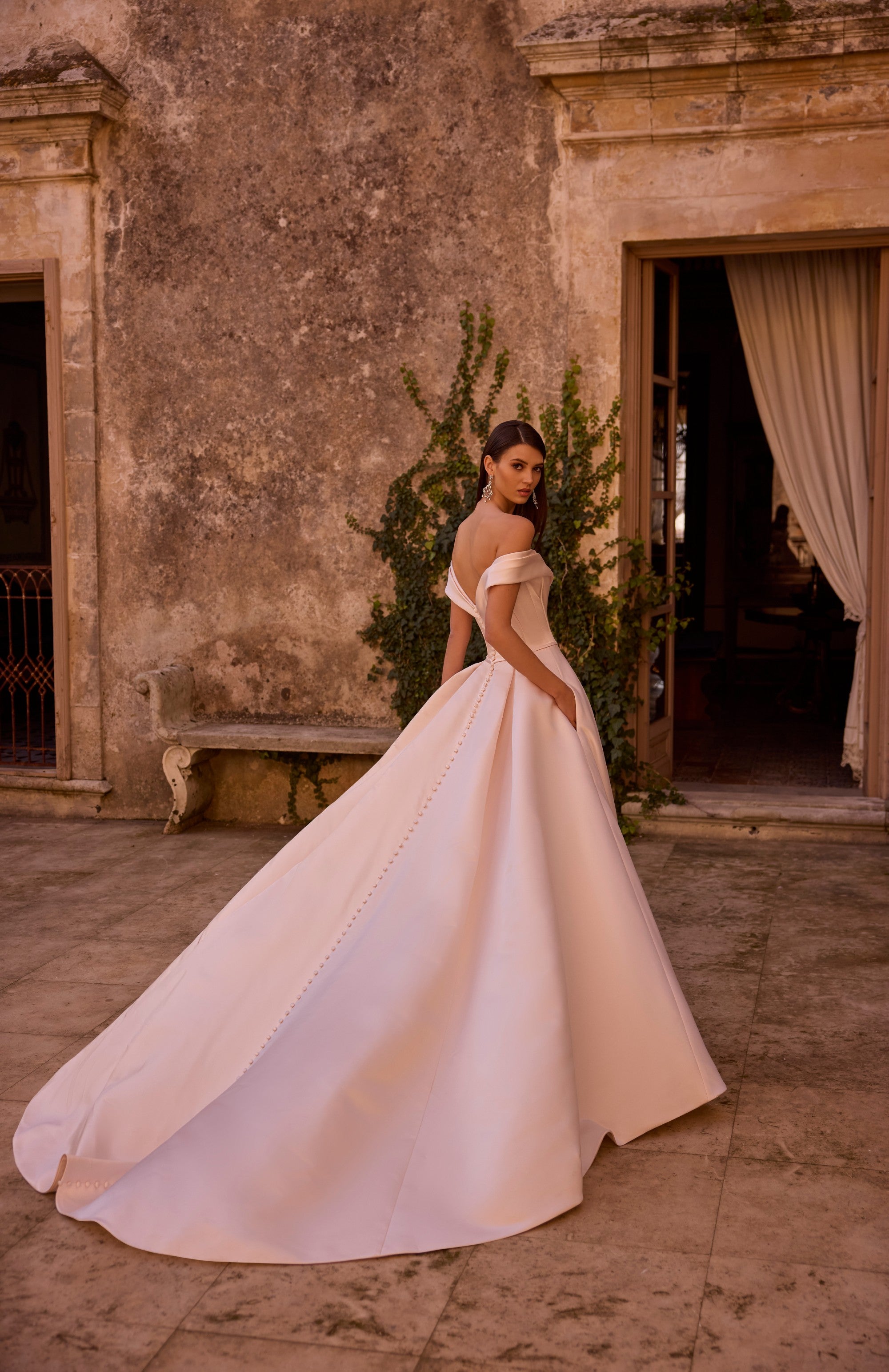 18807 Amore Gowns 18807_0065