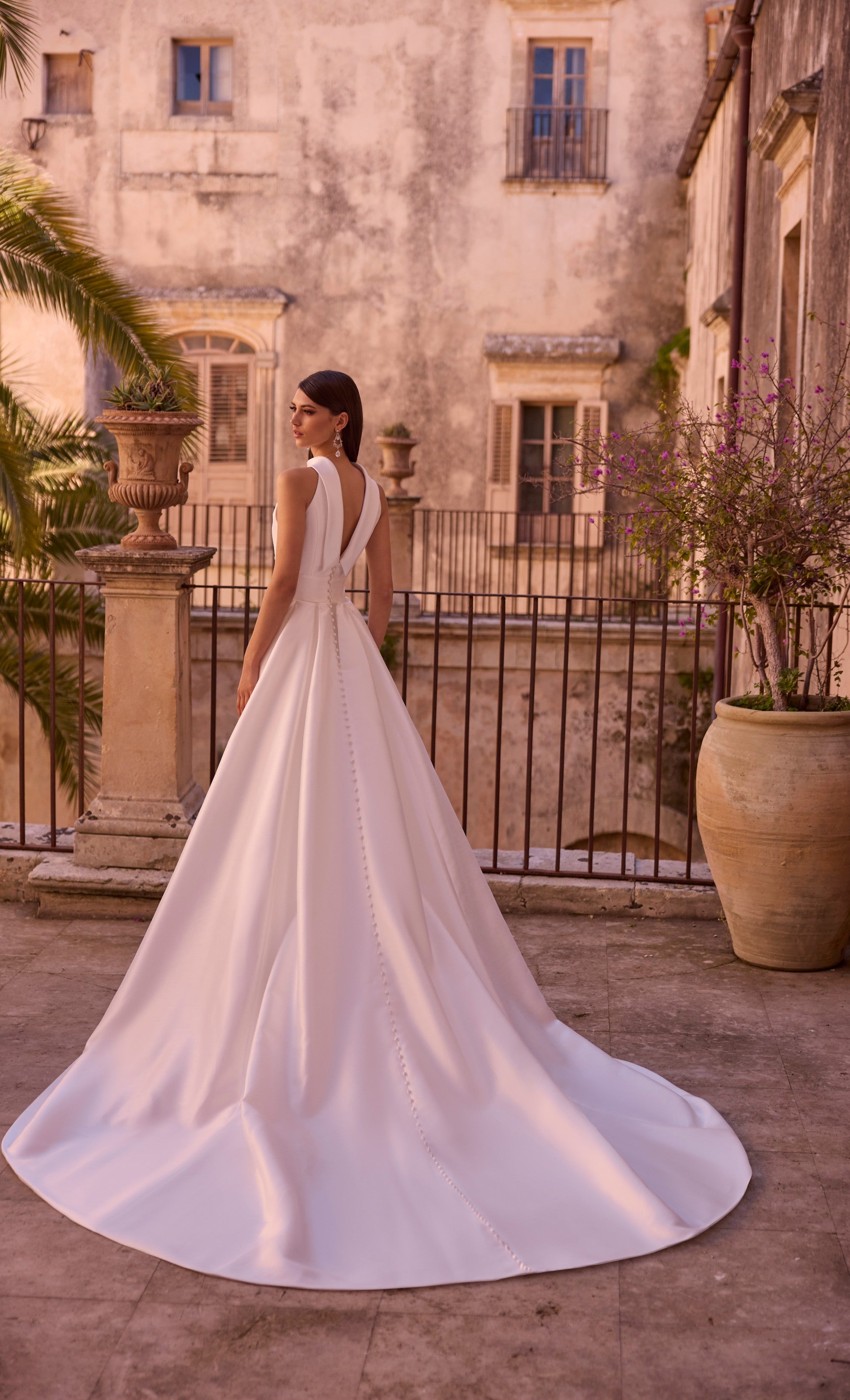 18818 Amore Gowns 18818_0158