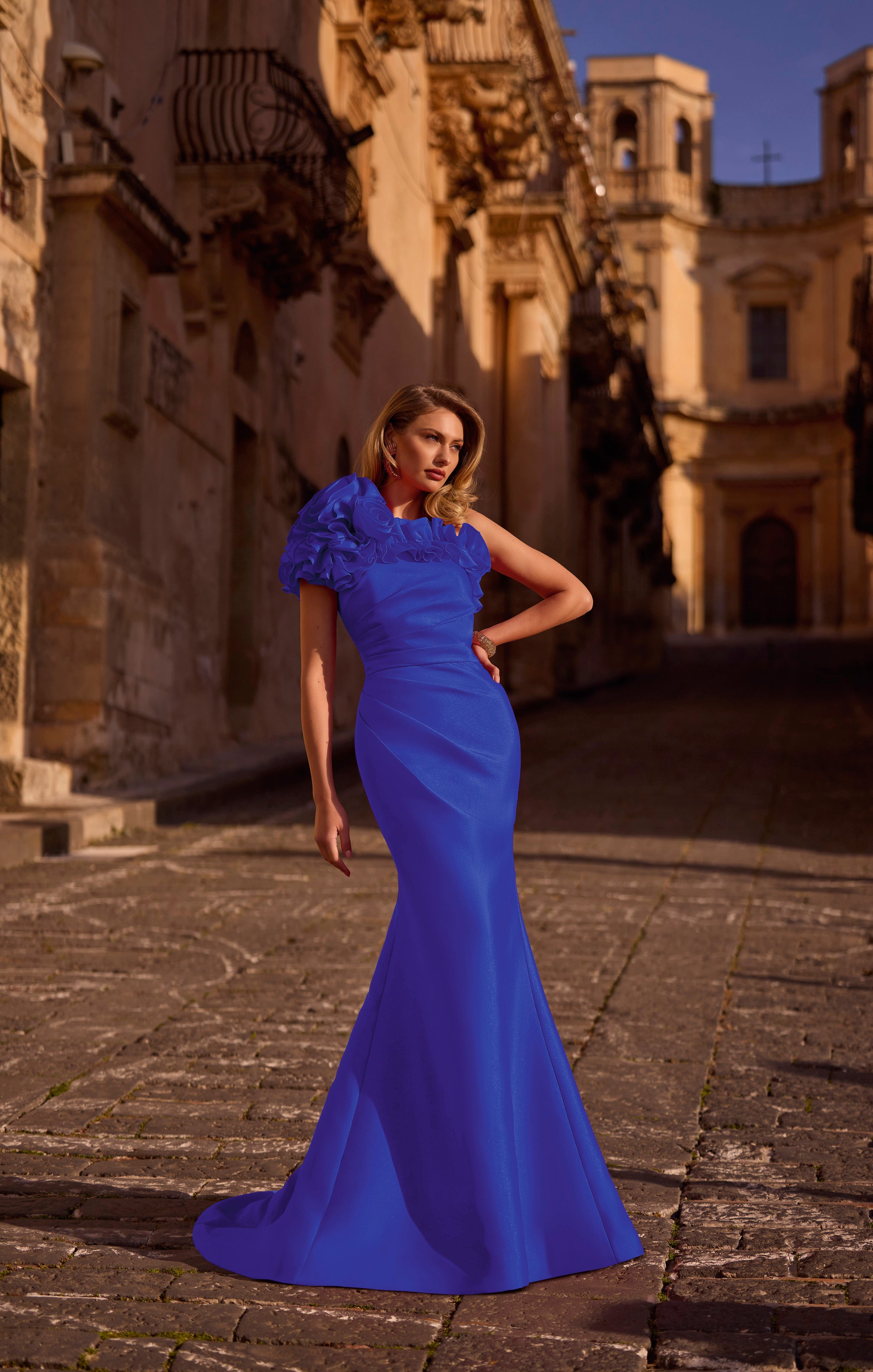 25052 Amore Gowns 25052_0050_Royal