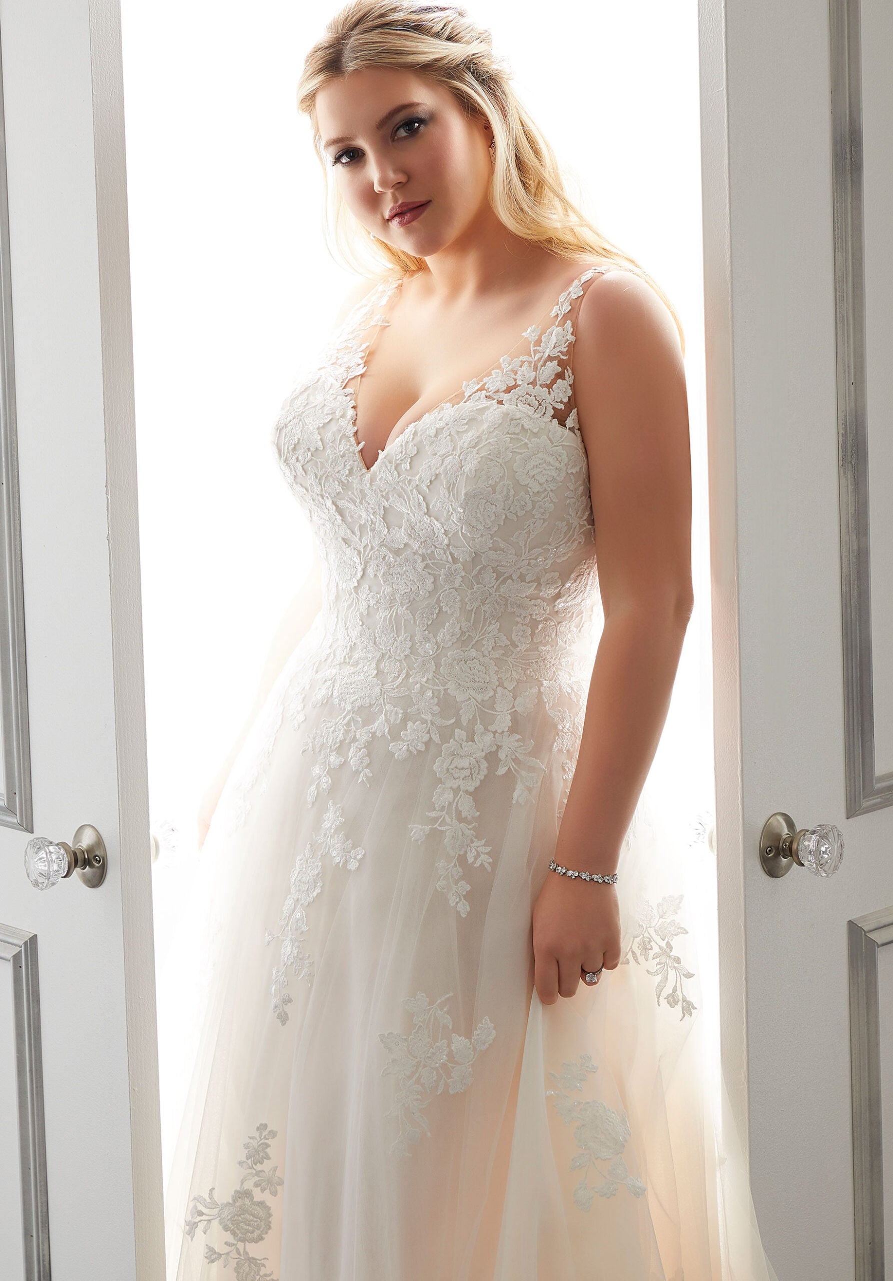 Arlene Wedding Dress Amore Gowns 3302-0077-scaled_3afb9e7d-720e-43b0-bc30-5c239dcedc44