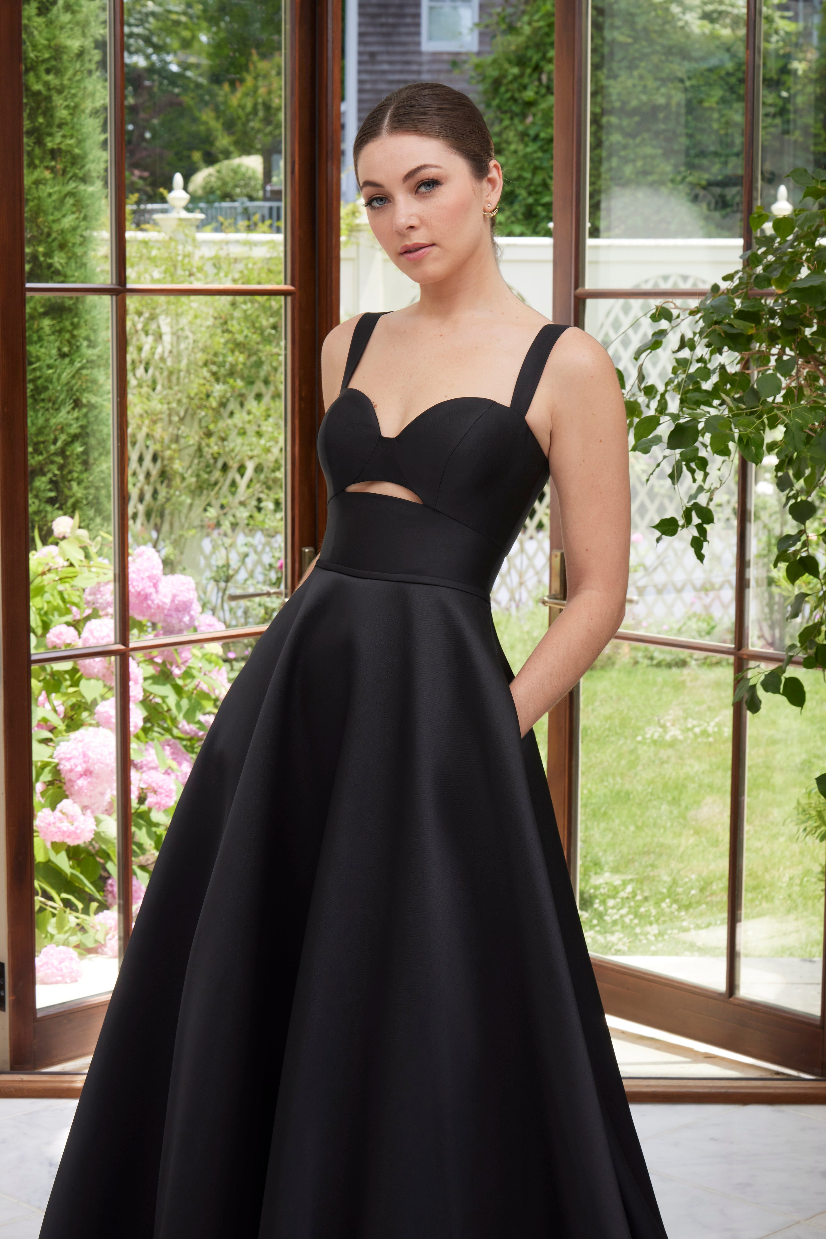 49111 Amore Gowns 49111__P1248__Black_0300