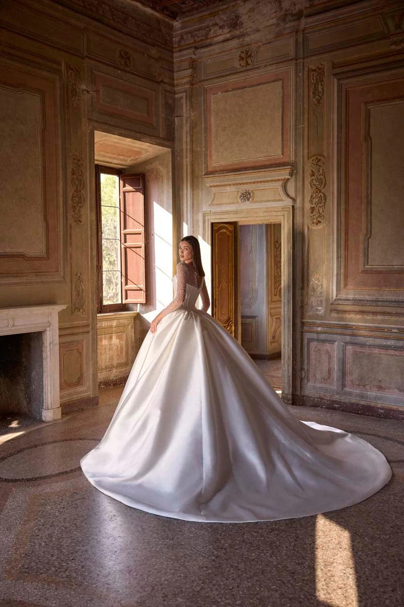 63226 Amore Gowns imgi_111_63226_03424_2048x_bce2cd80-1327-45bf-ab95-c8c658060c28