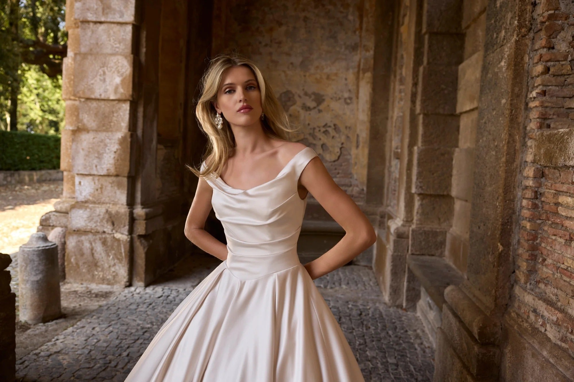 63230 Amore Gowns imgi_112_63230_02158_2048x_b48ce144-8621-42b5-9e97-1500a045b4ba