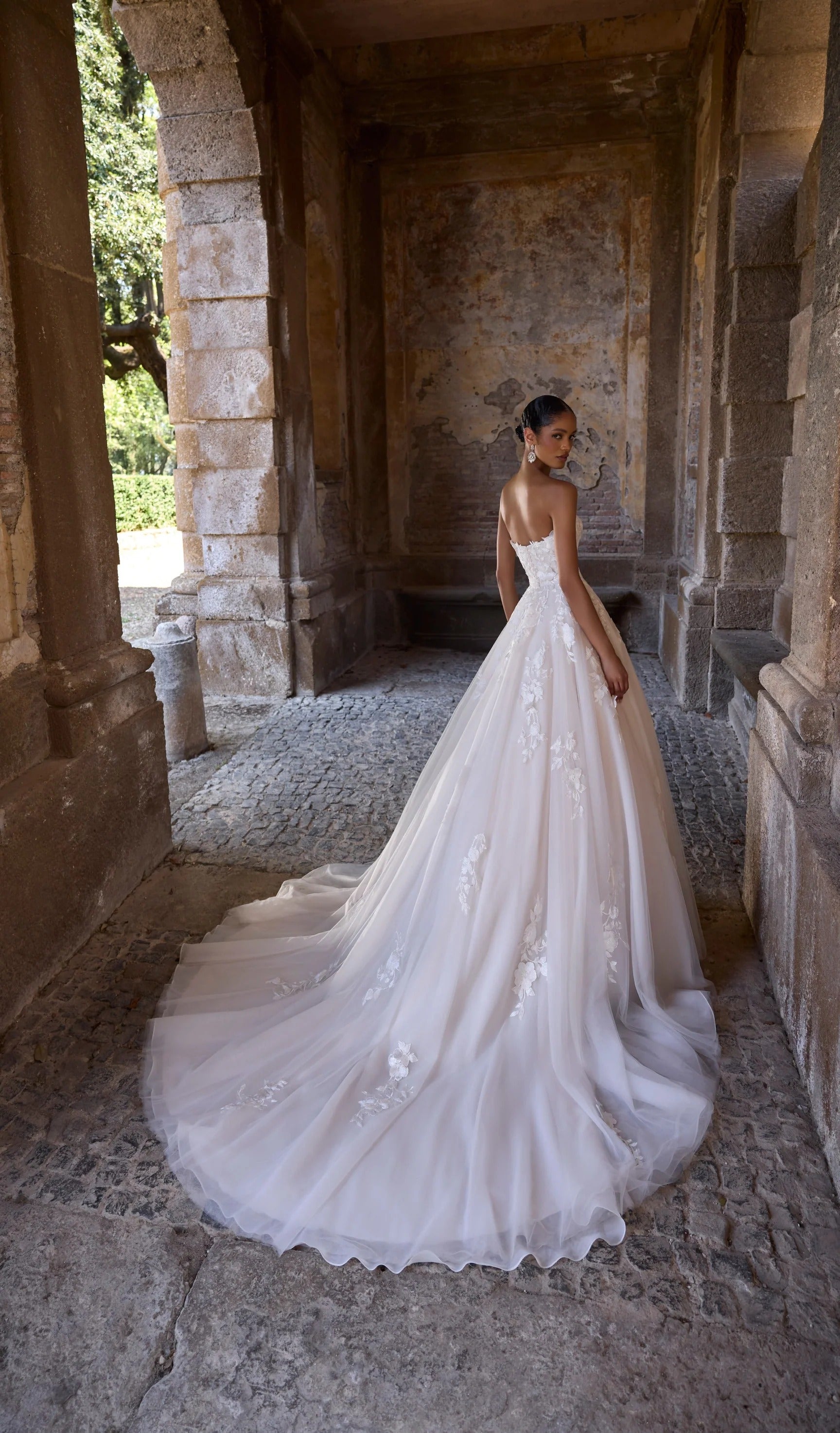 63284 Amore Gowns imgi_112_63284-63285_01512_1728x_d3edaf52-8497-412f-889c-25e1ed1e6a83