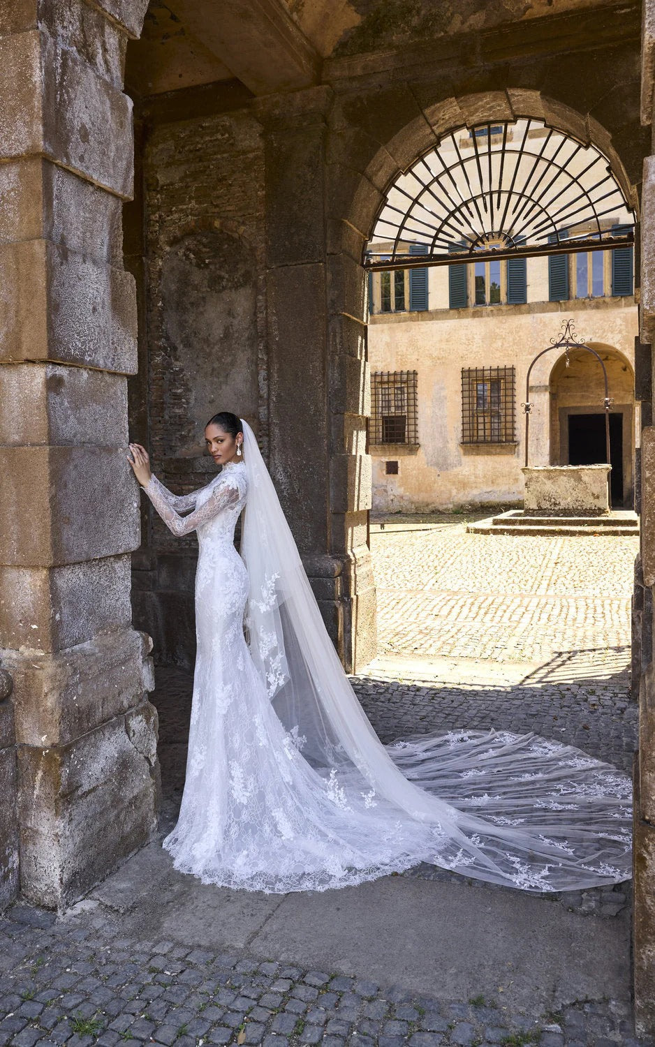 10334 Veil Amore Gowns imgi_121_63243-10334_01401_1728x_2e42ec1b-4bca-494c-ac69-7b0b52e3668f