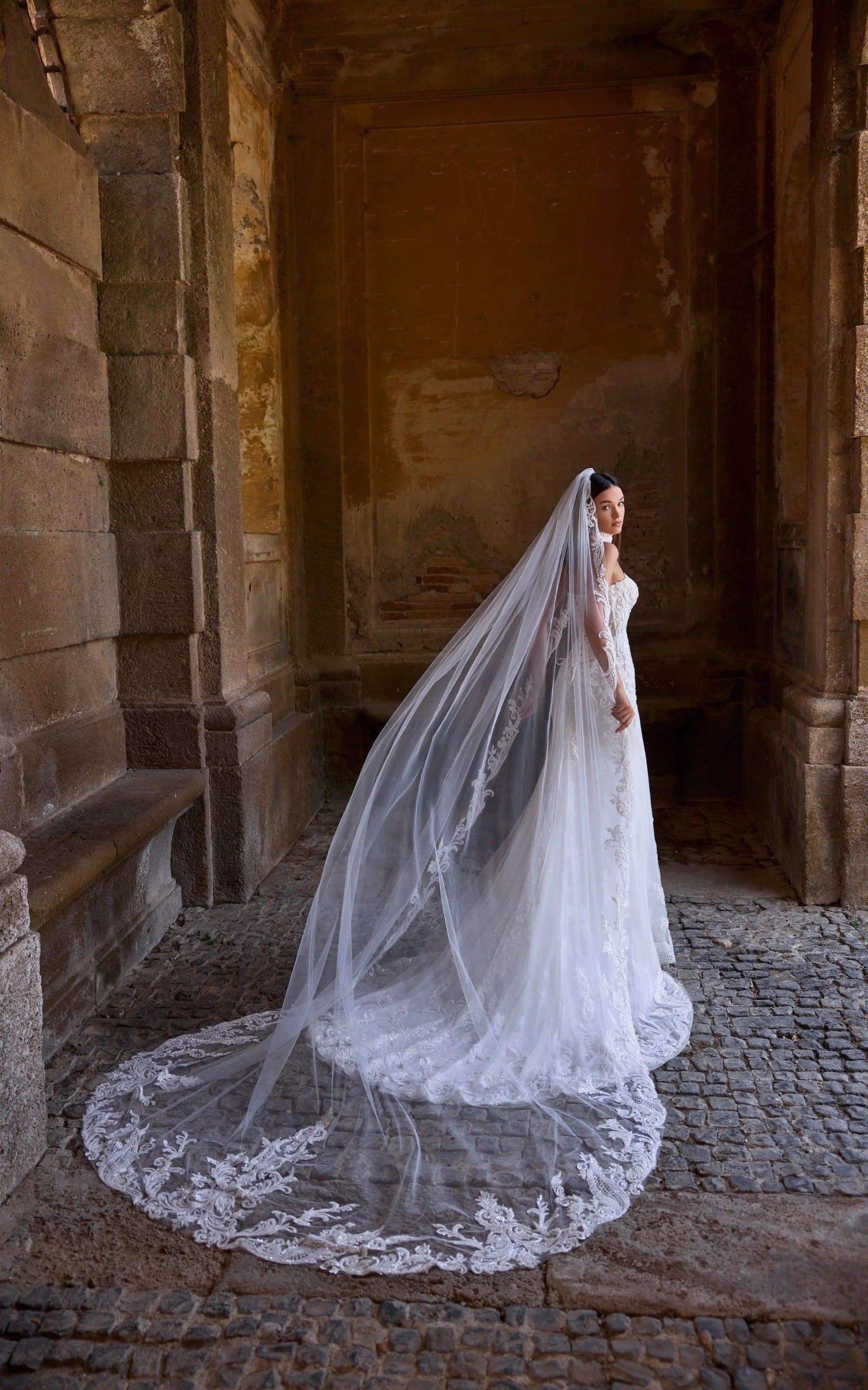 Atlas Wedding Dress Amore Gowns imgi_152_63207-10309_01631_2048x_ad14e62a-75af-4ce2-bc3b-548f4e147b64