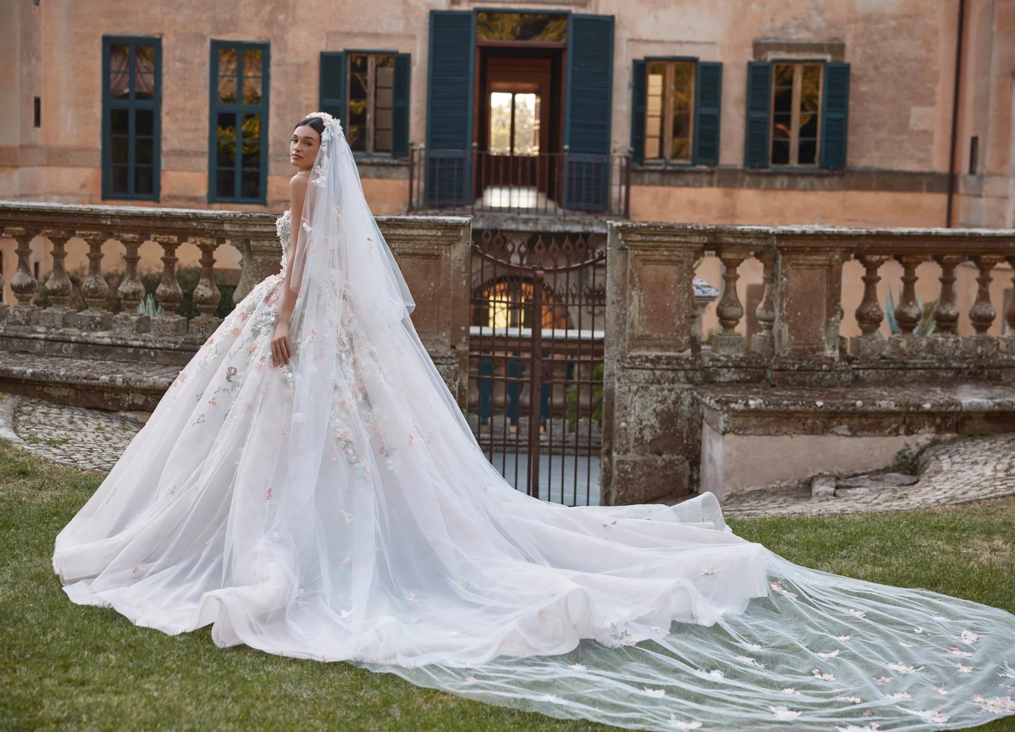 Aurora Wedding Dress Amore Gowns imgi_84_63201-10301-10302_03812_2048x_e00cba58-6846-45ea-b819-9ff6743dcdb3