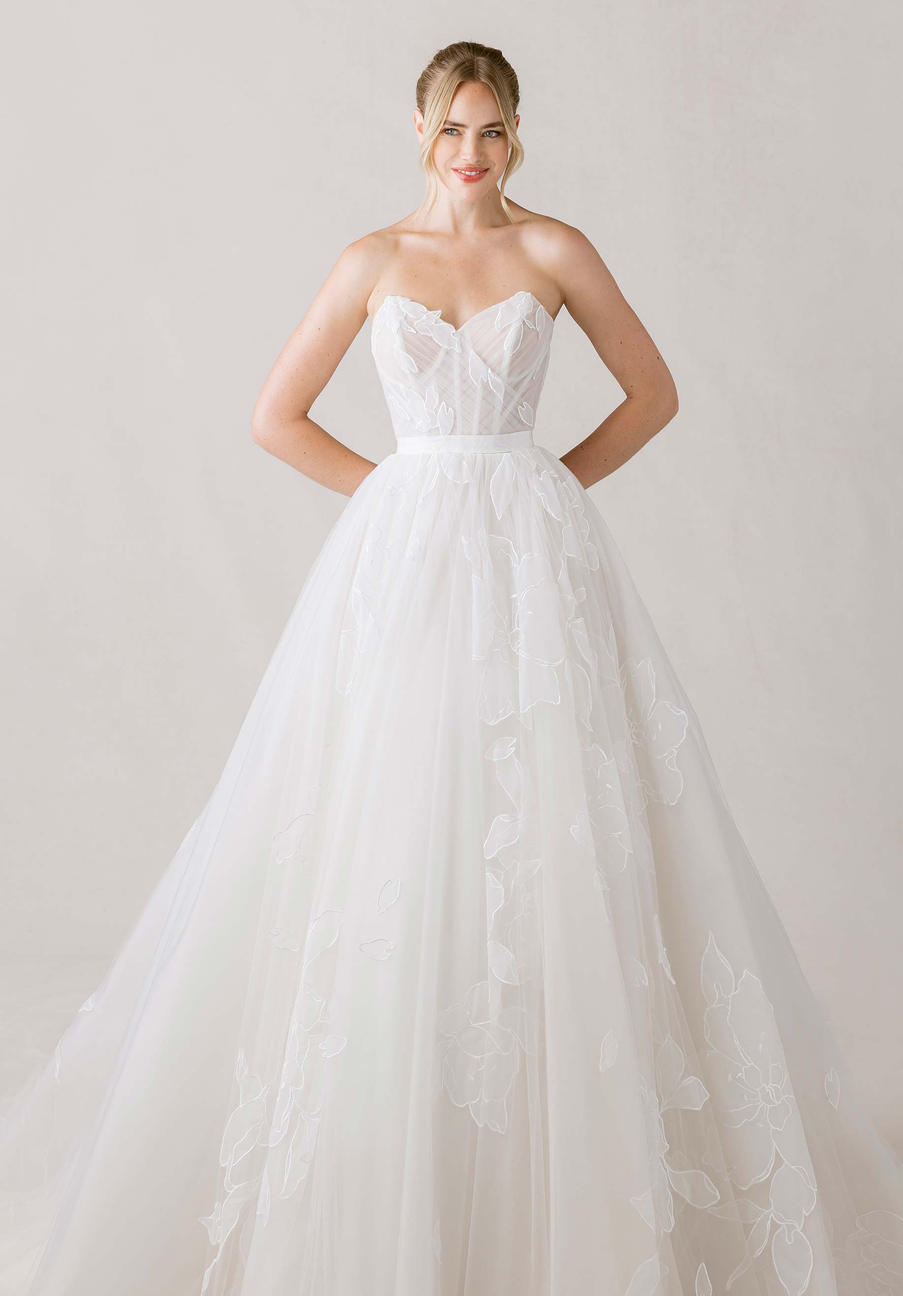 1010007 Amore Gowns product_img_1010007_gallery_img_2_8011217e-581d-4c4e-8172-685504fd5d25